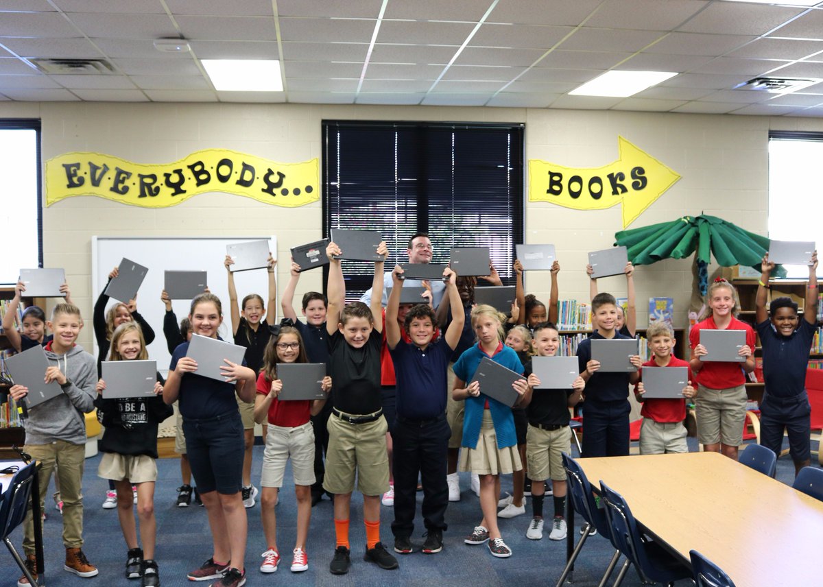 BurlesonISD's tweet photo. This week, students in grades 4-8 were reunited with their Chromebooks. That's nearly 4,800 district-issued devices! https://t.co/PVZYODAPuj https://t.co/7yyDi8X9JD