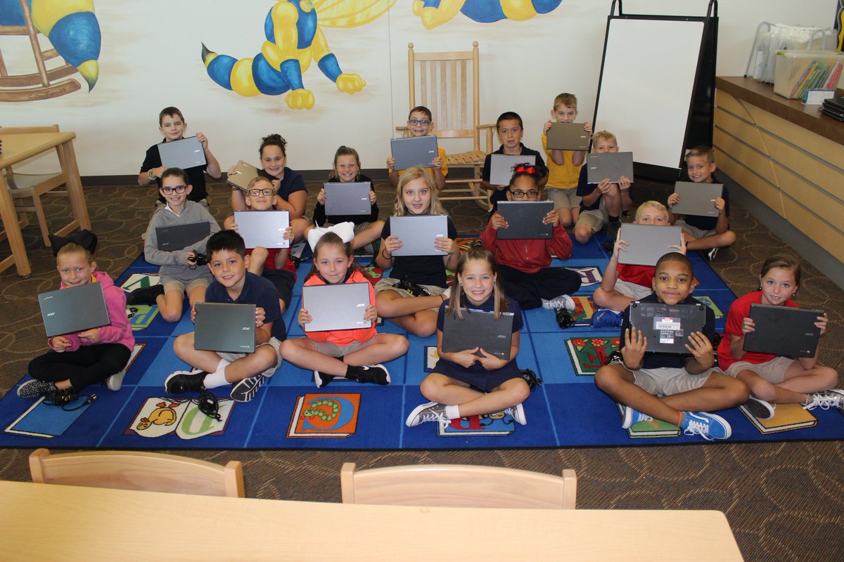 BurlesonISD's tweet photo. This week, students in grades 4-8 were reunited with their Chromebooks. That's nearly 4,800 district-issued devices! https://t.co/PVZYODAPuj https://t.co/7yyDi8X9JD