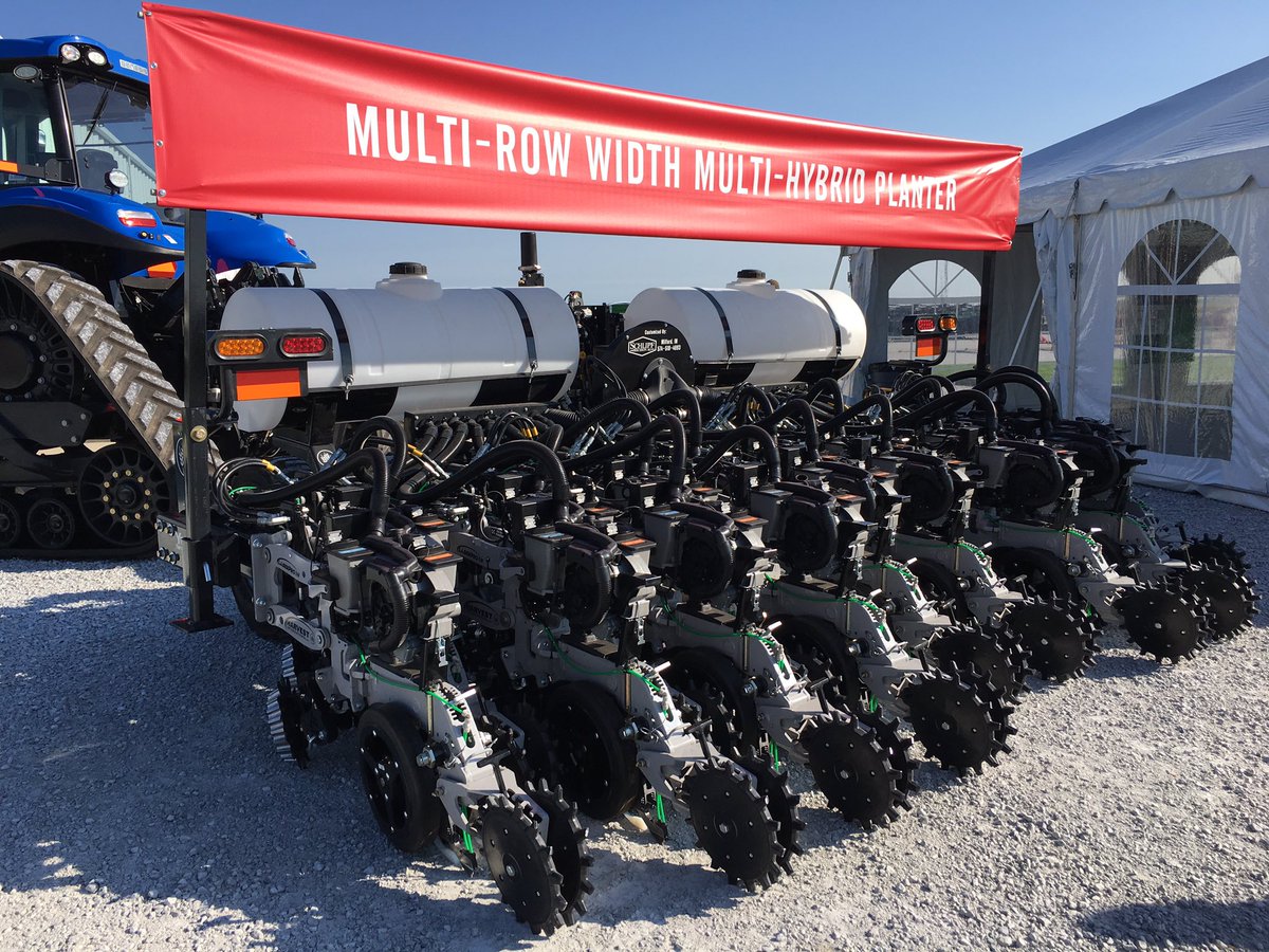 ocj_ohioagnet's tweet photo. .@BecksHybrids just revealed this multi-row planter, able to change between 10, 20, and 30 inch rows on the fly in the field. https://t.co/WIgDdWZBYj