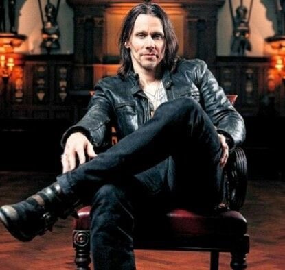 Guys ! Let's give <a href="/MylesKennedy/">Myles Kennedy</a> the place he deserves !! #number1 
Keep voting !! 🤘🏻🤘🏻😜
loudwire.com/vote-best-voca…
