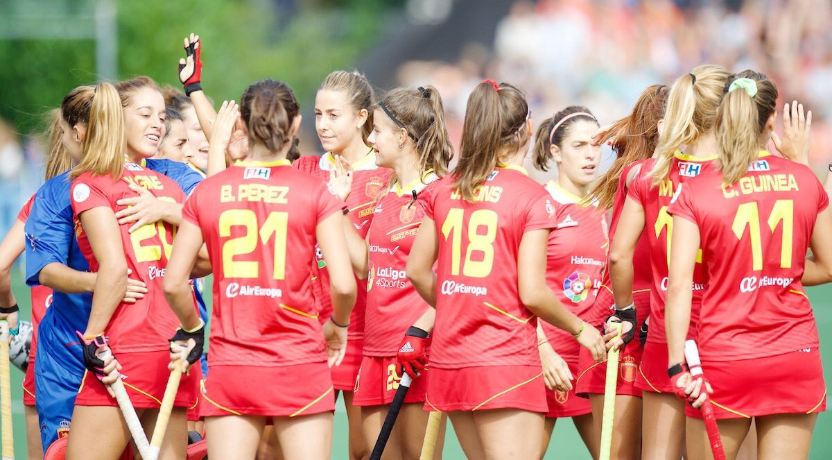 TheMedal1896's tweet photo. ¡BRAVO!
La @AbsolutaFem gana 2-1 a Escocia. 
#RedSicks #ECH2017
Próx partido 26/8 a ls 12:15 vs Irlanda
📸>@rfe_hockey @eurohockeyorg https://t.co/MEZhyrU5Bw