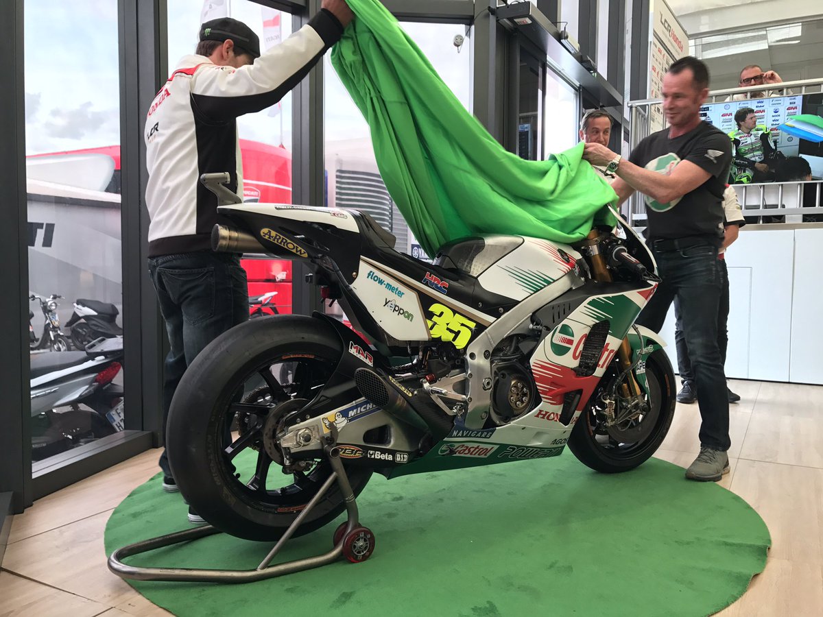 MCNSport's tweet photo. The absolutely iconic @CastrolUK livery that @calcrutchlow's @LCRHondaTeam will sport this weekend https://t.co/s4G9dx4XS1