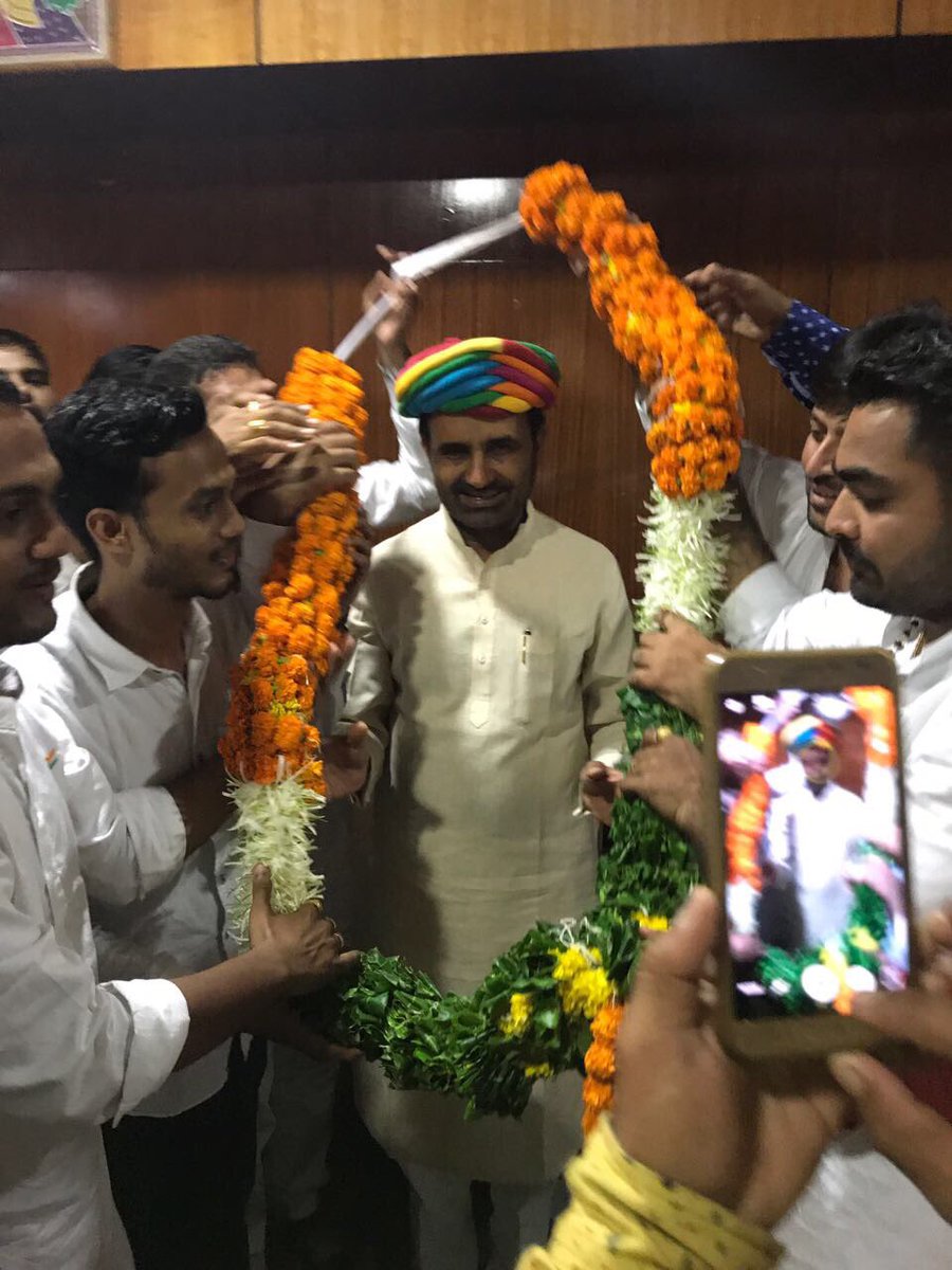 shaktisinhgohil's tweet photo. The Youth is the Future. And these youth stand for secularism &amp; equality. Interacting with young friends from #JamnagarCongress right now! https://t.co/WqicAHNBTa