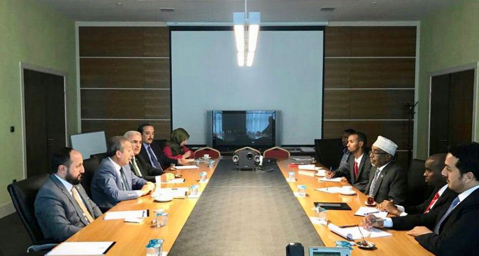 AKPartyForeign's tweet photo. Dış İlişkiler Başkanımız Sn.@DrMehdiEker Sheikh Hassan Aden Isaak ve Güneybatı Somali Heyeti ile bir toplantı gerçekleştirdiler. https://t.co/eN5jec7xHa