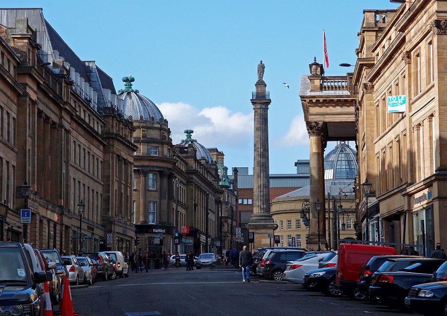 Grey Street in 1955 compared to Grey Street today. Do many of you visit the bars along Grey Street when out in the Toon?