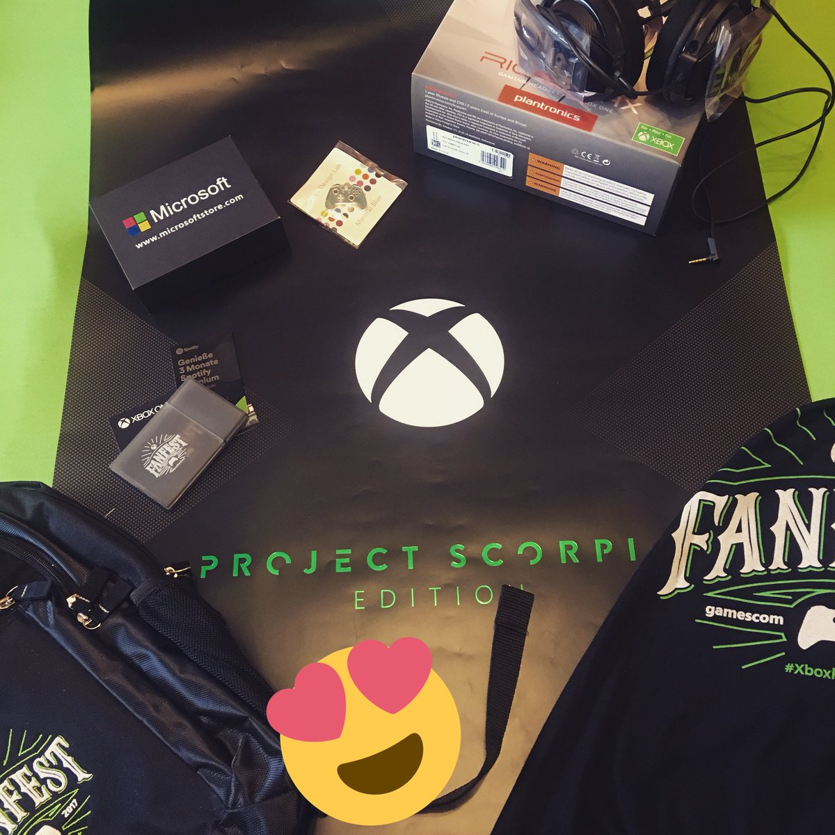 ChrisXP27's tweet photo. @XboxDACH XboxFanFest Goooooooodies ❤️❤️❤️❤️✅ #xboxfanfest #xboxfanfest2017 #xboxonex #projectscorpio #gc #gamescom #gamescom2017 https://t.co/B7SYOO4xbw