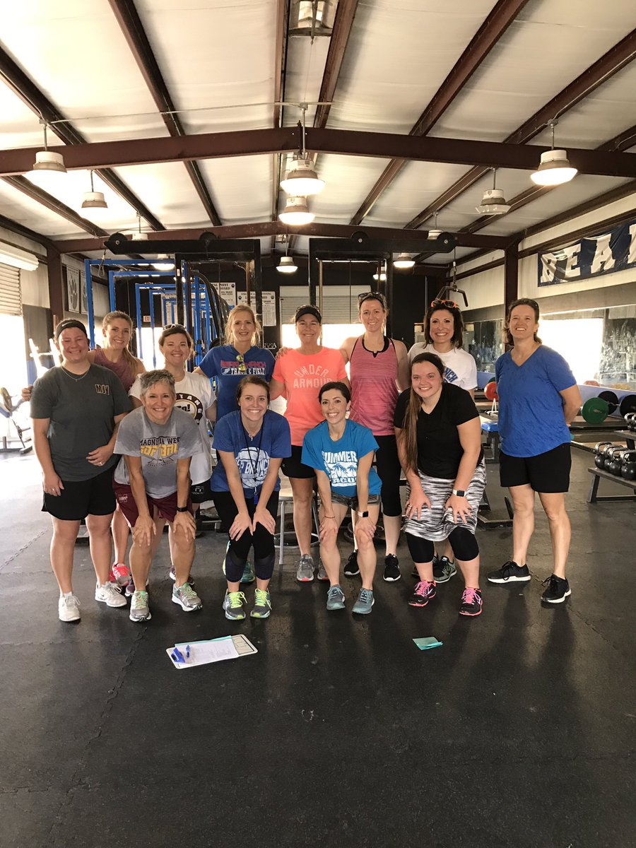 MrsShelbySides's tweet photo. Thank you @1camocrazy and MJH girl's coaches for coming to our off season training! 💪 https://t.co/79jf0LgwSx