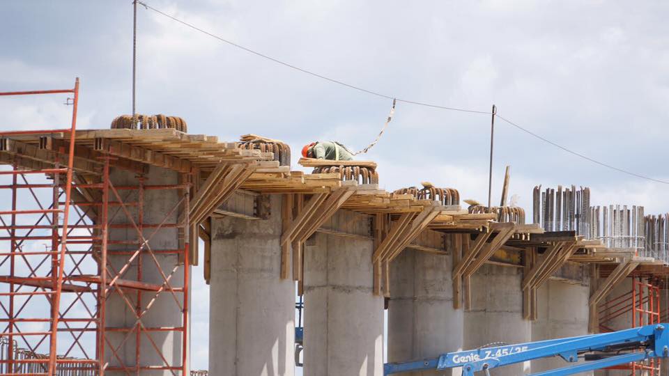 SIDUM_Coahuila's tweet photo. Supervisión de la Construcción del Paso Superior Vehicular en Blvd. Benito Juárez ubicado sobre las vías del Ferrocarril #Sabinas #MasObra https://t.co/yhX4pZZySB