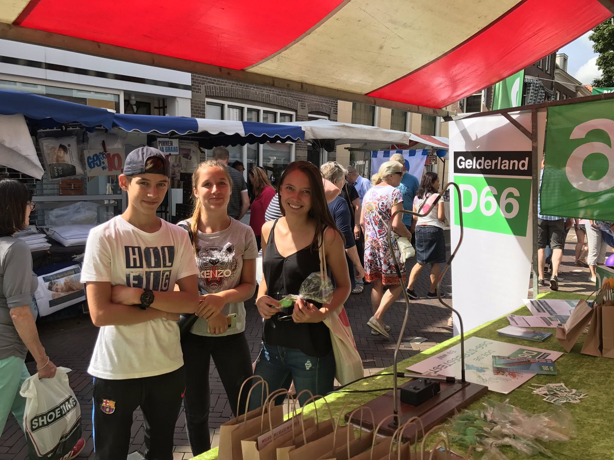 Veel jeugdige belangstelling bij D66 Bommelerwaard Presenteert op BommelbraderieTwee pol.partijen present:<a href="/SPBommelerwaard/">SPBommelerwaard</a> en D66B'waard