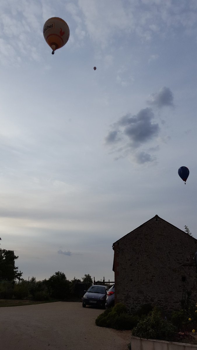 @ArcenCieldAnjou Nous avons été heureux de saluer les #montgolfieres du #CEM2017 ce matin au-dessus de chez nous. #Brissac @ArcenCieldAnjou