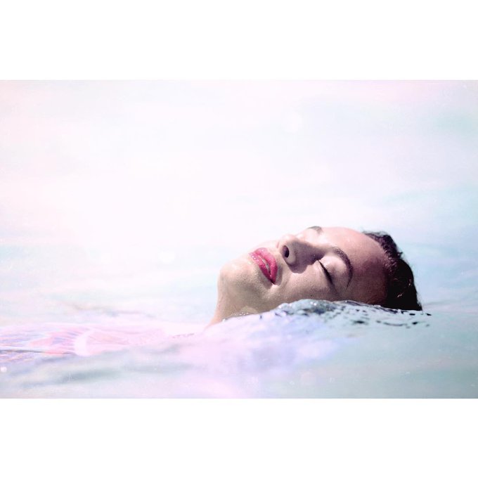 بالصور : حمى المايوة .. هندى صبرى بالمايوة فى البحر