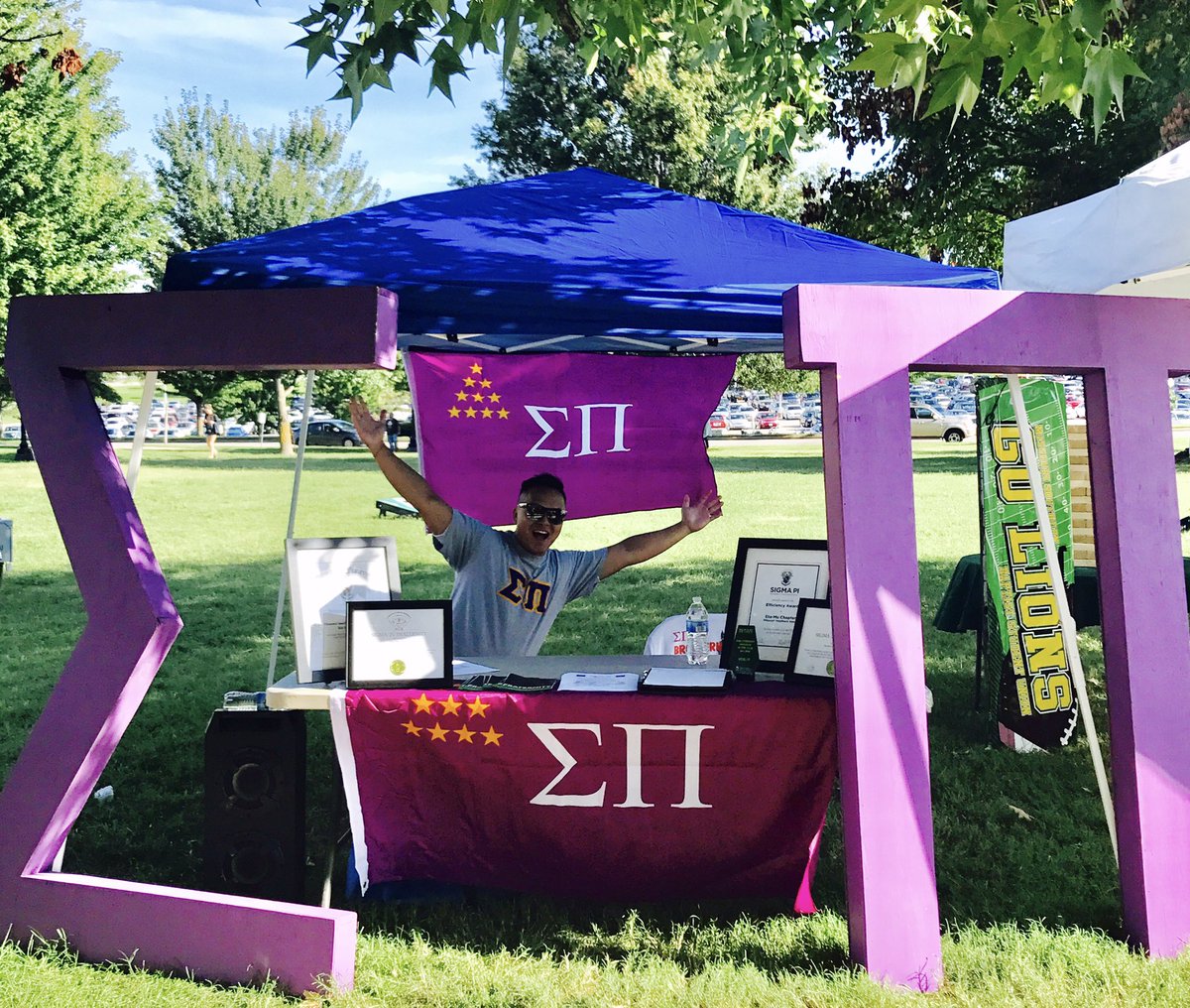 SigmaPiMSSU's tweet photo. Come out to the oval and get to know the men of Sigma Pi! Take a RUSH Flyer, and ask some questions! We would love to talk to you! #SigmaPi https://t.co/dIVJZDYNc6