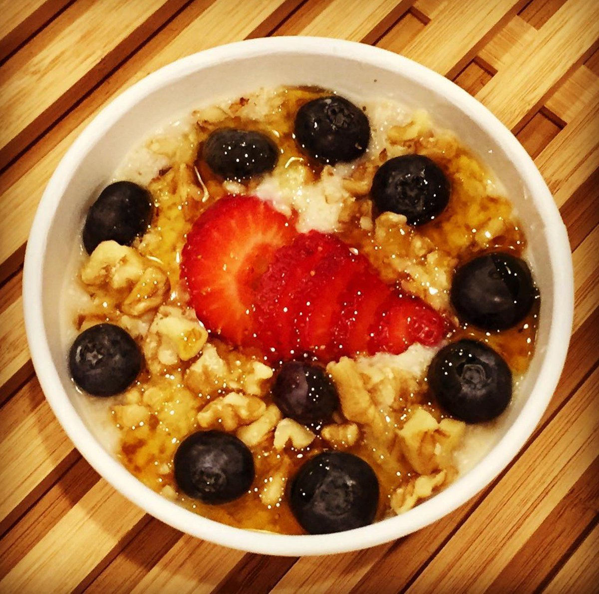 RealSubsCafe's tweet photo. All organic strawberry, blueberry, walnut and honey oatmeal bowl! #realsubscafe #organic #breakfast https://t.co/uPgCQXlW89