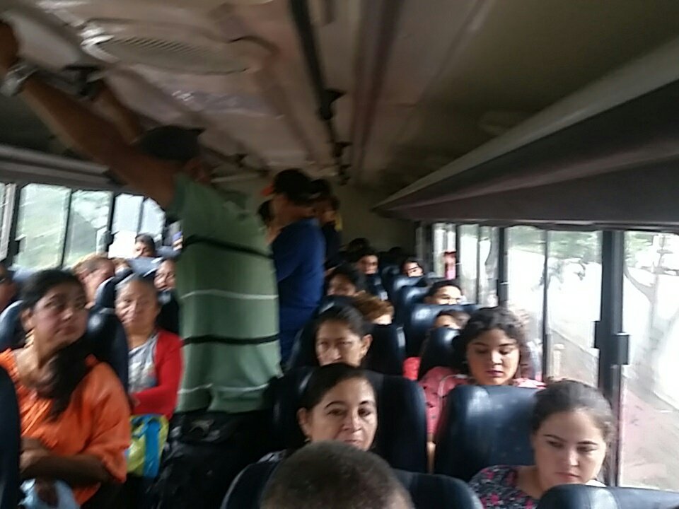 verofer1's tweet photo. @G_VillacresB se supone que @CTEcuador debe constatar que usuarios de transporte público vayan sentados. Esto sucede en vía Pasaje Machala https://t.co/FseMVAvGmP