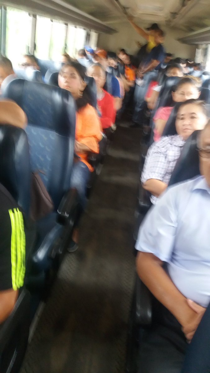 verofer1's tweet photo. @G_VillacresB se supone que @CTEcuador debe constatar que usuarios de transporte público vayan sentados. Esto sucede en vía Pasaje Machala https://t.co/FseMVAvGmP