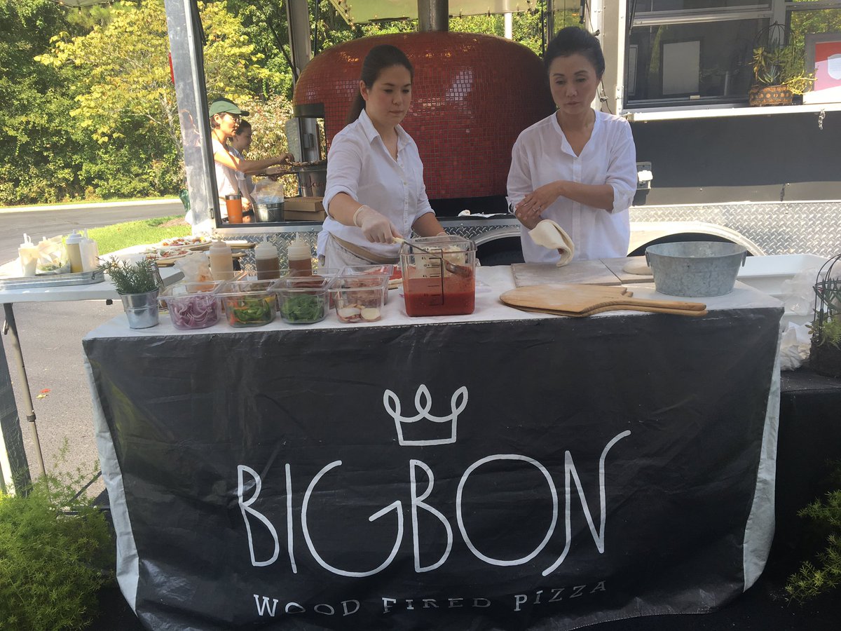 CarnivoreMJ's tweet photo. It's never too early for #pizza! Thank you for treating us @BigBonPizza! #LoveatFirstBite #NomNom 🍕😻 https://t.co/X8TmNEaGQg