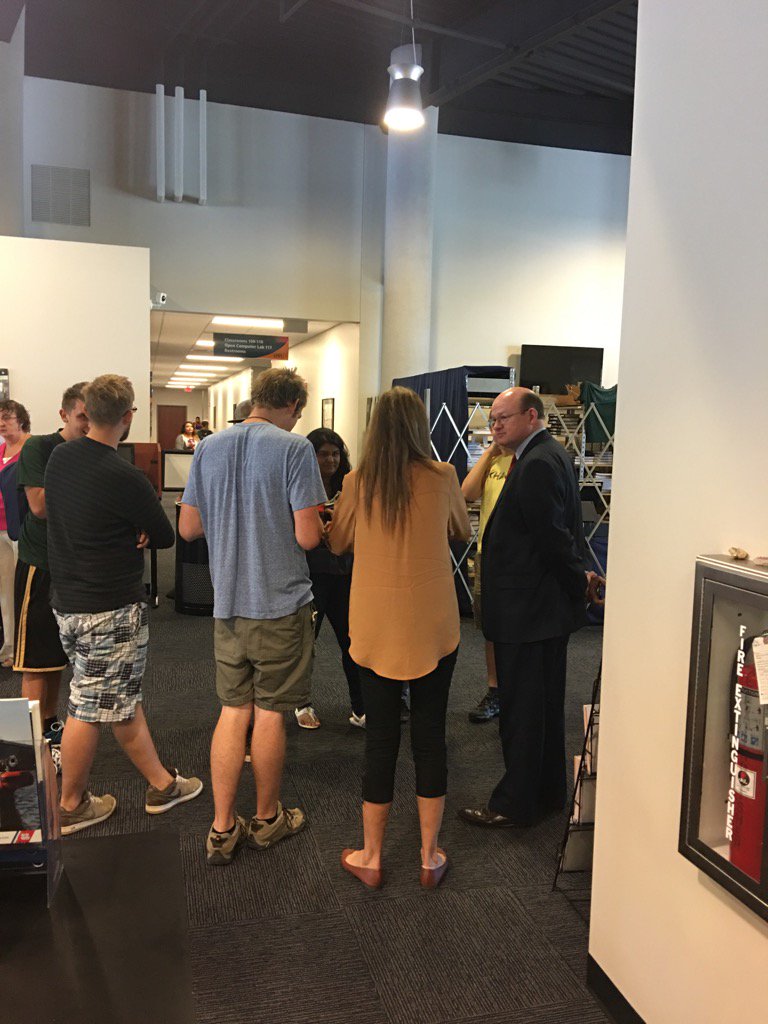 AmyBacon10's tweet photo. .@HalHigdon visiting with @OTCedu Waynesville students during the first week of classes. https://t.co/JkrgqNl900