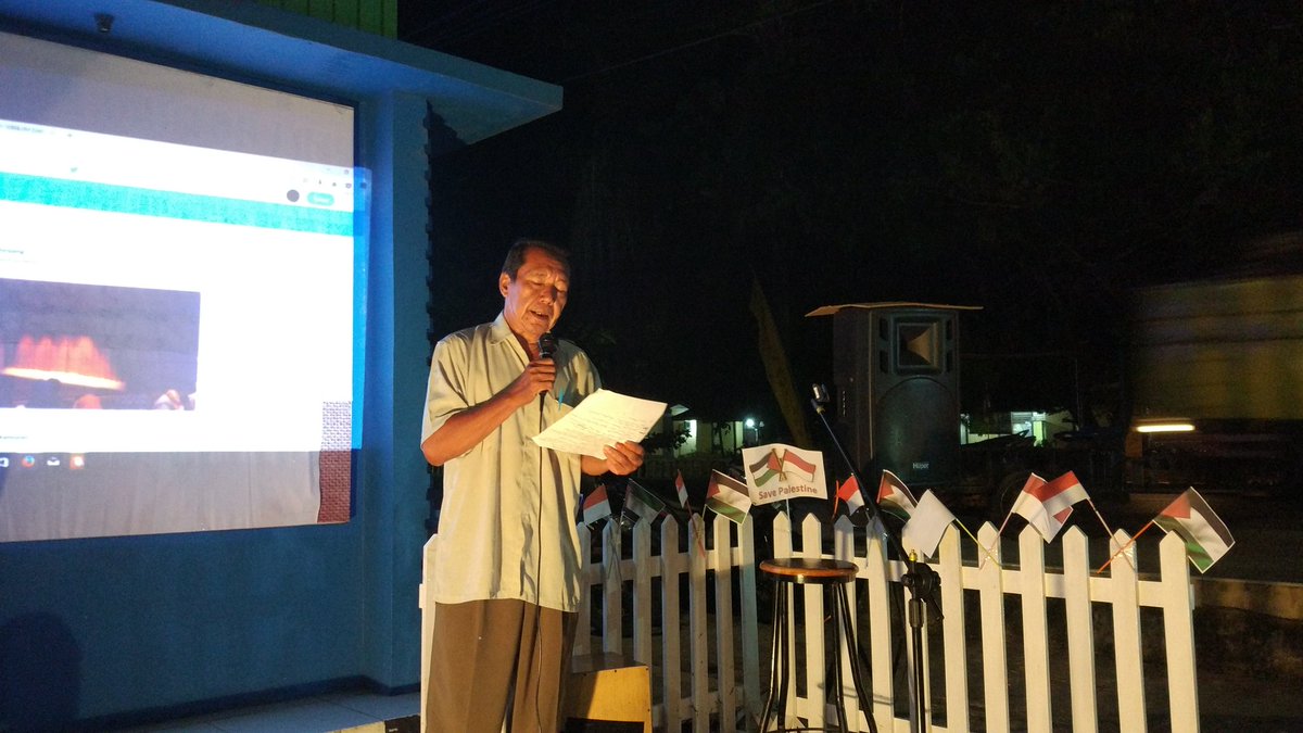 pak wawan membacakan puisi keduanya "hati tanpa belas cinta"
#DoauntukPalestina #malampuisiaekkanopan