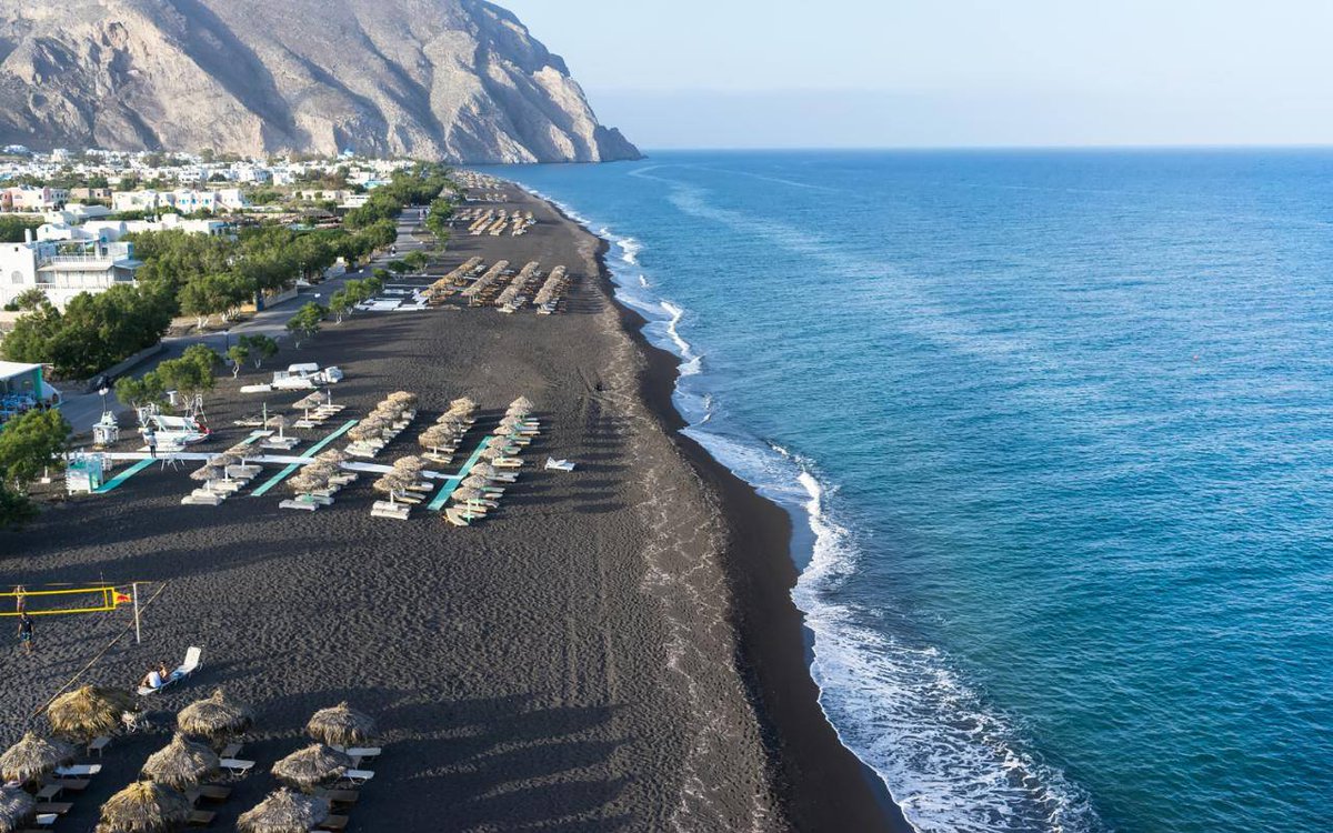 TravelSantorini's tweet photo. Black sand beach, #Perissa #Santorini
https://t.co/iYRMPFC6Ck
#TravelSantorini #blacksand #beach #holidaygr passion for ☼ #Greece https://t.co/lT7jAppPAf