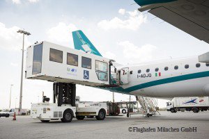 special_assist's tweet photo. Flughafen München: Neuer Hublifter für Rolli-Fahrer https://t.co/XfDm0m8dnq
#Medical Highloader #Rollstuhl 
#Flughafen #Ambulift https://t.co/AJ0Nvb45OU