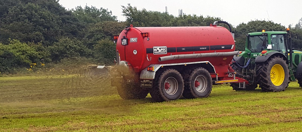 HiSpecEng's tweet photo. 3000 TD-S tanker in spreading action #hispec #hispecengineering #johndeere #farmingfriday #slurry #slurryspreading https://t.co/Cxujf0TRvh