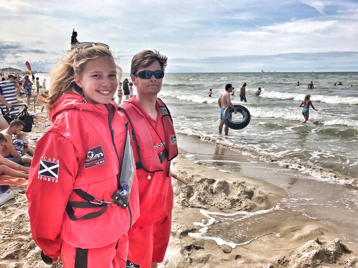 Nieuwsblad_be's tweet photo. Vrouw van verdrinkingsdood gered door twee jonge strandredders https://t.co/6DkKctRQk7 #nieuwsblad https://t.co/gkEShUhRxY