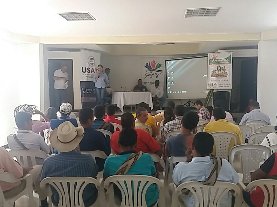 agrosolidariac's tweet photo. Con @USAID_Colombia @fedepanelaCol @FedeCafeteros @Prensagobcesar en González Cesar nos juntamos en eslabones de la cadena de Caña panelera. https://t.co/jl3NfV2e06