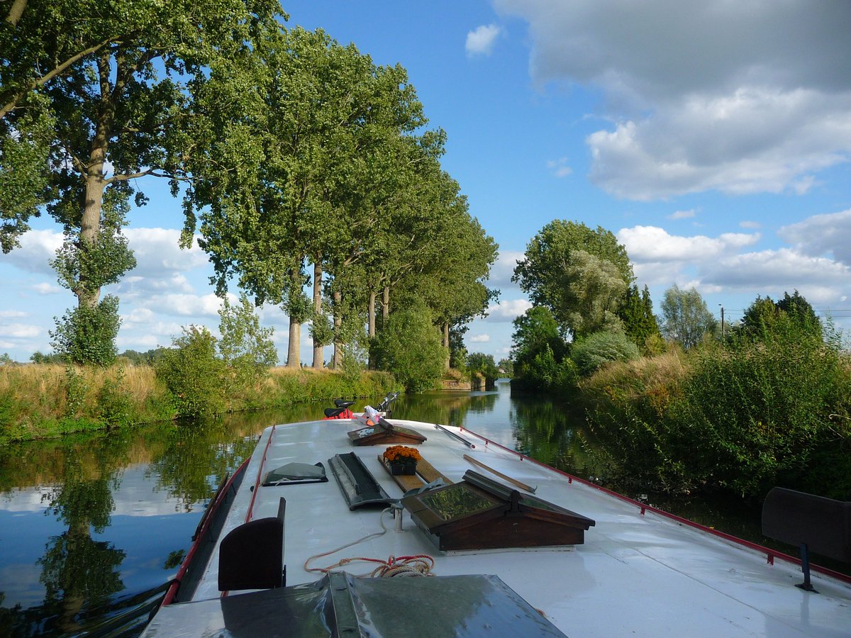 vallypee's tweet photo. Magical scenes from the Canal de Roubaix/Espierre #Roubaix #Marque #Espierre Just love this waterway so much! https://t.co/7CqxTU1MnF