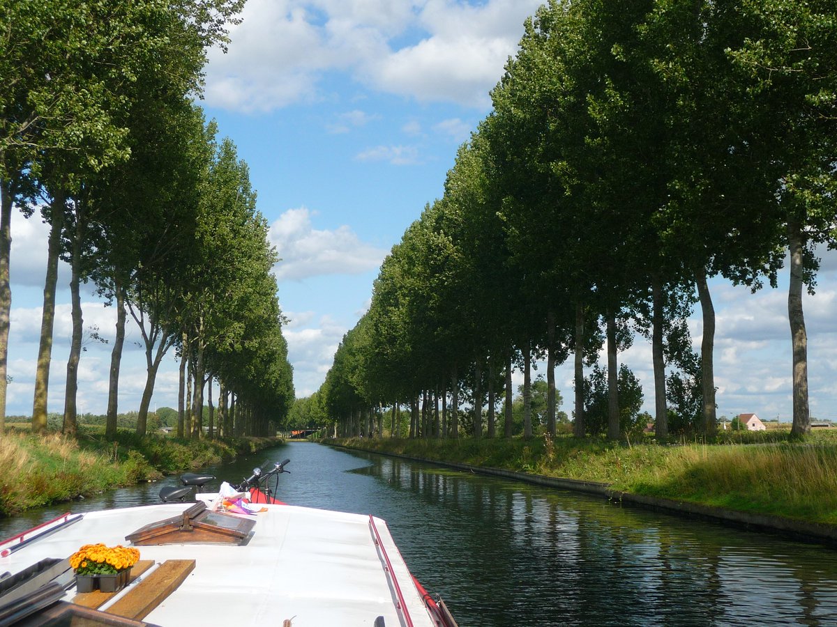 vallypee's tweet photo. Magical scenes from the Canal de Roubaix/Espierre #Roubaix #Marque #Espierre Just love this waterway so much! https://t.co/7CqxTU1MnF