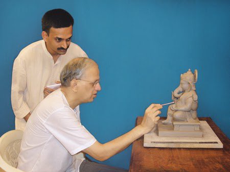 #GaneshChaturthi शास्त्रशुध्द श्री गणेश मूर्ती बनाने हेतु मार्गदर्शन करते हुए परात्पर गुरु डाॅ. आठवले @ganeshtambess <a href="/narendrasurve2/">Narendra Surve 🕉 🚩(Hindu Rashtra Family)</a> <a href="/DRK62/">Deepak R Kulkarni</a>