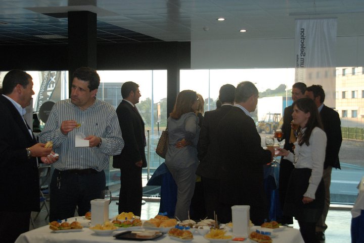 Capilecatering's tweet photo. Tras una reunión, un ambiente distendido facilita el intercambio de opiniones. ¡Qué mejor que un buen aperitivo para relajar! 🥝🥪🧀🍹 #Catering https://t.co/jj7OPo4dcY