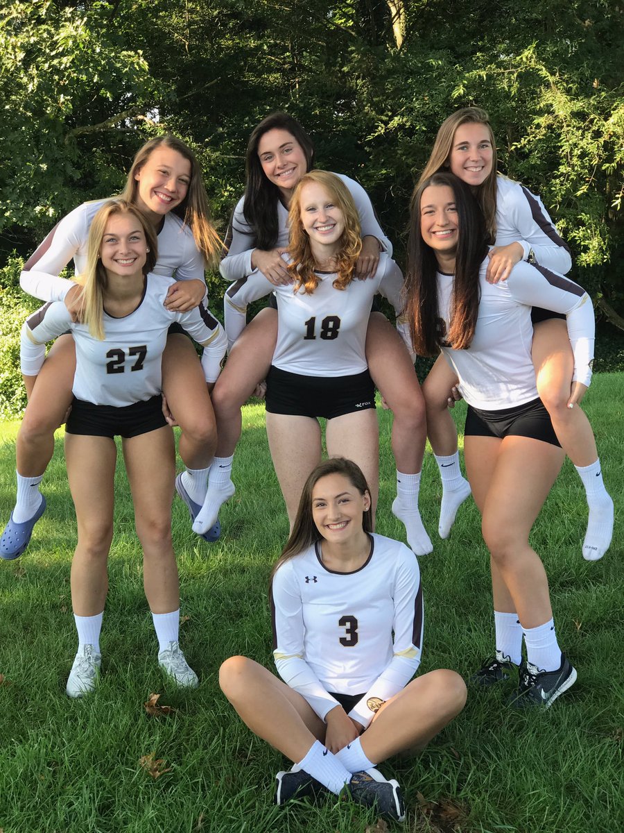 BecahiGVB's tweet photo. BCGVB 2018 Seniors!!!!❤️🏐🏆#mileinunder9 #burpeesfordays #mrjoneswasmurdered https://t.co/j6xGRGNDx2