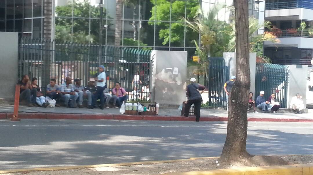 asoteainforma's tweet photo. Buhoneros en #TerrazasdelÁvila atentan contra la seguridad y orden de la urb. urgente el apoyo de @polisucre_pms para solventar la situación https://t.co/c36dwdUba1