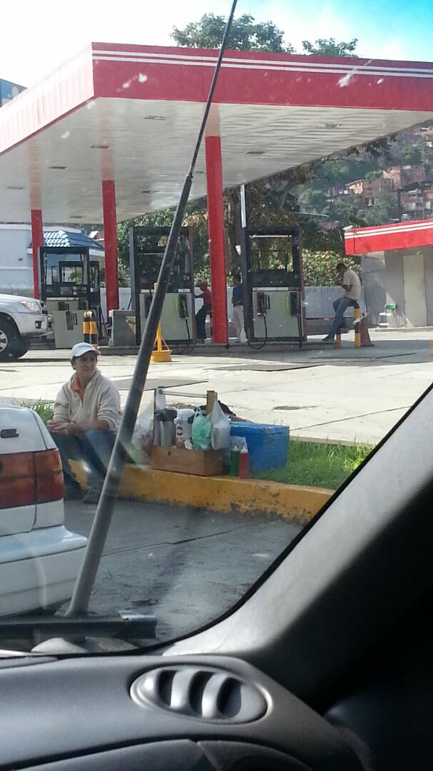 asoteainforma's tweet photo. Buhoneros en #TerrazasdelÁvila atentan contra la seguridad y orden de la urb. urgente el apoyo de @polisucre_pms para solventar la situación https://t.co/c36dwdUba1