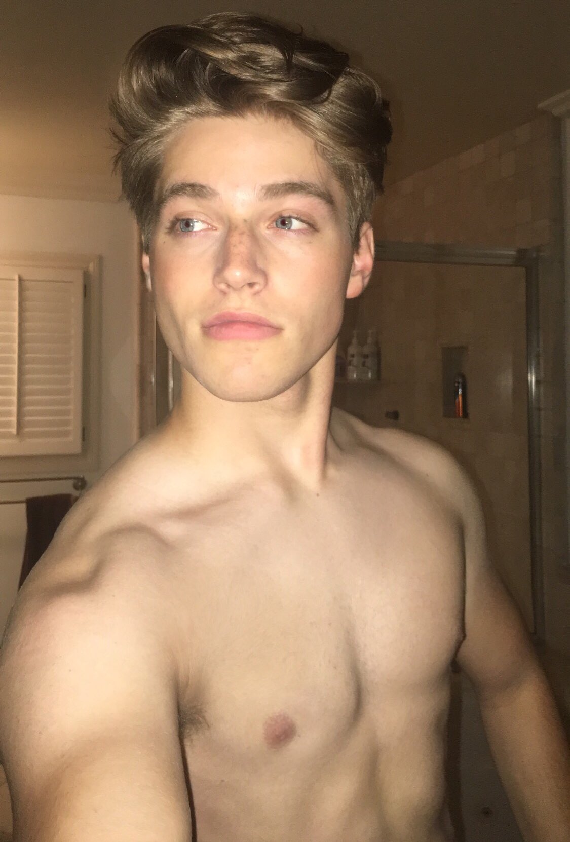 Froy Gutierrez торс
