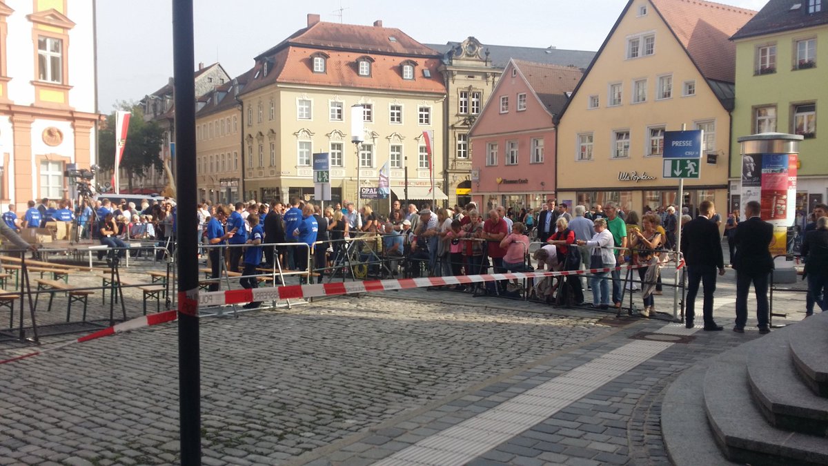 Kueffix's tweet photo. Das große #Warten auf #Kanzlerin #Merkel in #Bayreuth @BR_Franken https://t.co/qqaJR5jqNJ