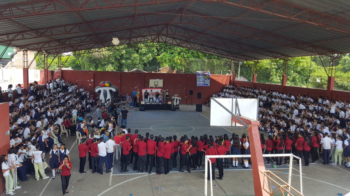 Rumba Recreo Totto en el colegio Prudencia Daza con el Grupo Kvrass.