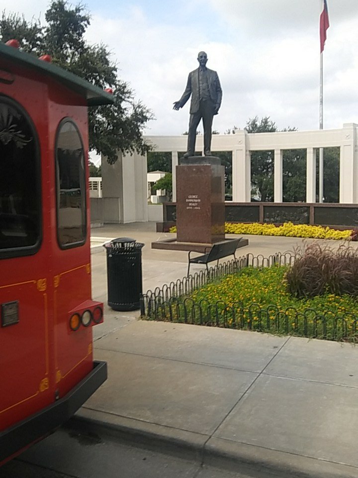 One_Intuit_Will's tweet photo. George Dealey Touring and learning Downtown Dallas history. #PCGCare #IntuitLife https://t.co/RxYRkMN9jf