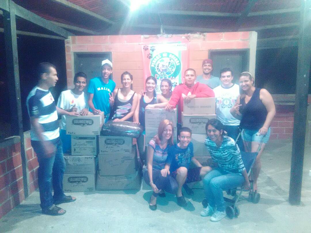 anacsss's tweet photo. Centro de acopio  Urb. #basesucre apoyando a los afectados de #choroní #colabora #aragua https://t.co/5ueldTvbpJ