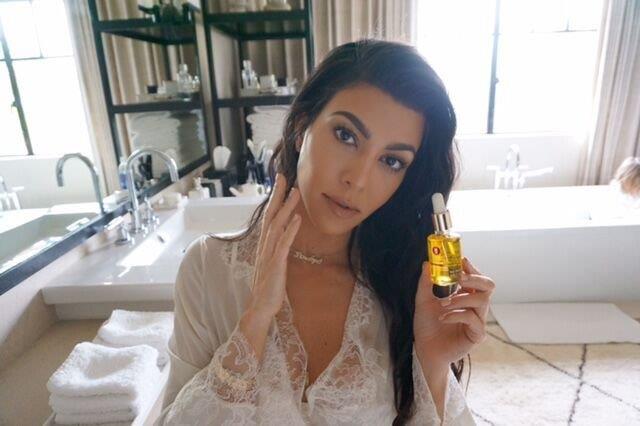 Join the likes of #KourtneyKardashian for that flawless glowing skin. Shop #ManikaDoctor honey-based line today! 🐝 goo.gl/ZhLNNy