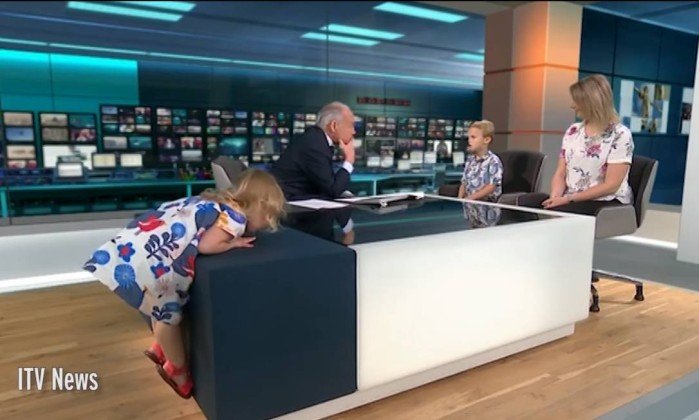 Menina de dois anos rouba a cena em telejornal britânico glo.bo/2itji3p