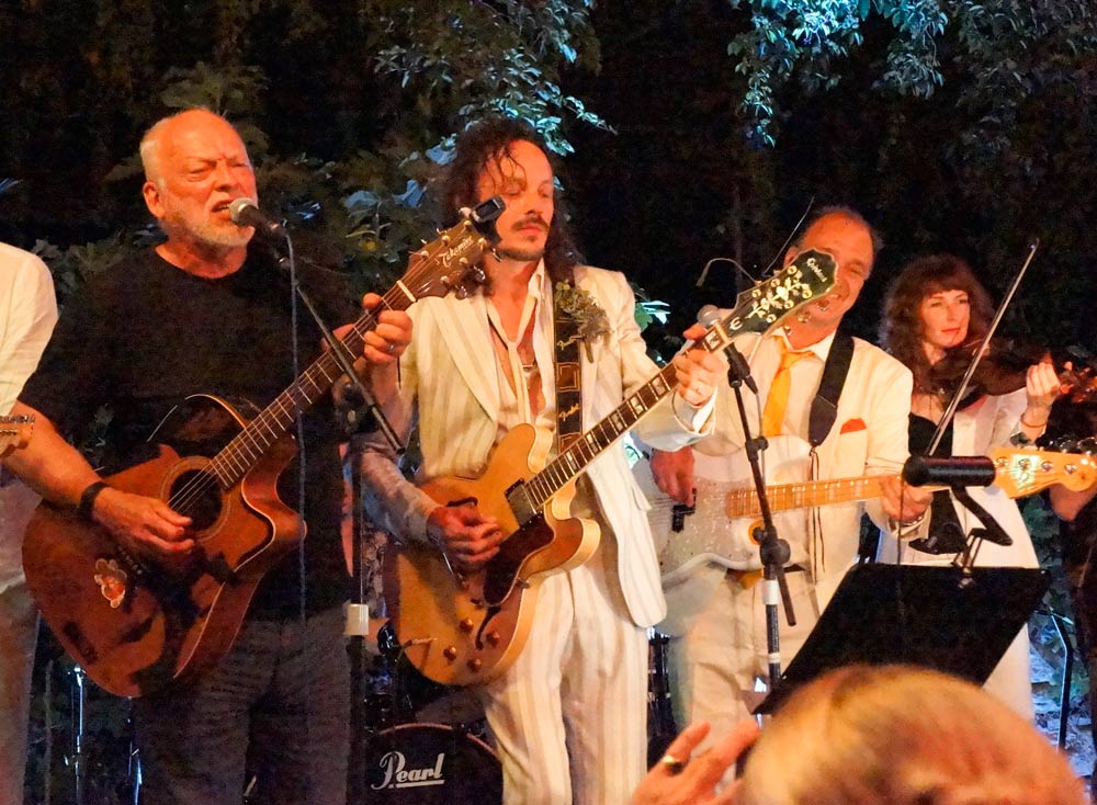 dashingtweeds's tweet photo. Performing with his father in law Dave Gilmour, Gus was only too happy to perform at his own wedding! #pinkfloyd #wedding #dashingwedding https://t.co/INLhWJhF9X