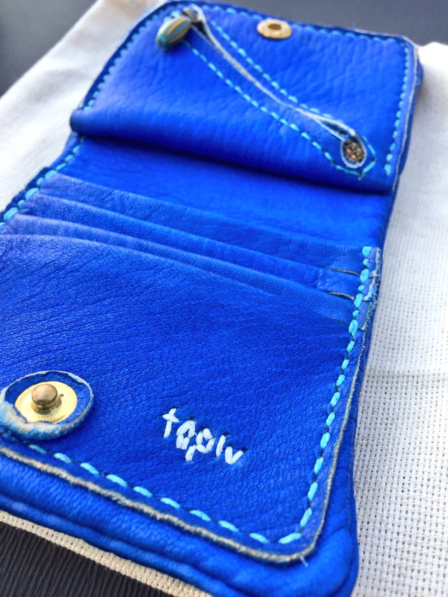 daisys2004's tweet photo. 今日は高知で開催中の「トピブテン」へ🚙9年ぶりに財布買った😄🎶
#topiv #鹿革 #アンティークビーズ #blueneon https://t.co/HmFbPGtUNv