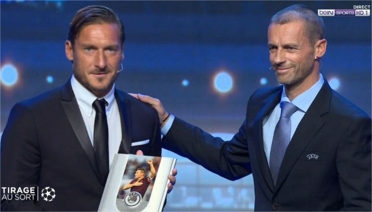 ActuFoot_'s tweet photo. Francesco Totti a reçu le prix d'honneur du président de l'UEFA. https://t.co/W1ELiTqYpx