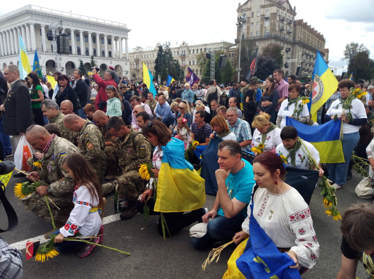 Хохлы парад. Украинцы на коленях. Украинцы стоят на коленях. Хохлы на коленях. Хохлы стоят на коленях.