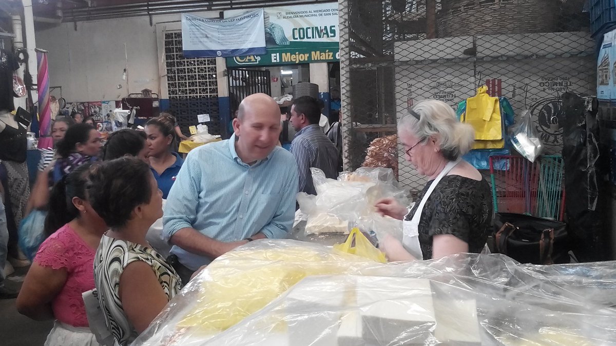 SectorComercioS's tweet photo. Aspirante a la Presidencia de El Salvador x @ARENAOFICIAL  @JaviSiman visita el Mercado Central de san salvador https://t.co/HHFTJDfv6R