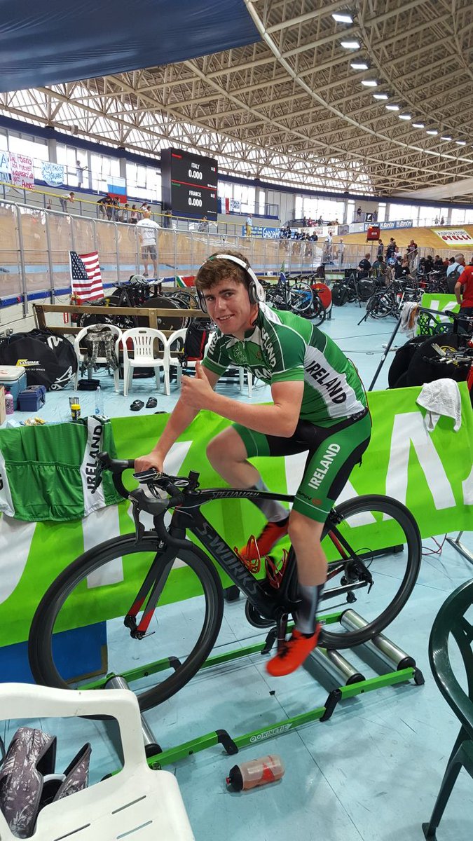 Warm up time for JB Murphy in Italy ahead of the Finals of the Scratch Race at the Junior Track 🚴‍♂️ World Championships. Let's go IRL ☘☘👊