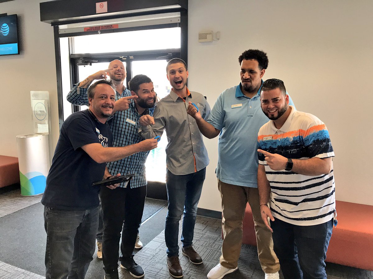 DaMigthyLinc's tweet photo. Getting them 1K Bands for them Boys "Bands make them Sell" #OHPA #StingRayStrong #1KClub @StingRaySwag @PDangleman @yoder2 @TheShaunEnglish https://t.co/n1dy2K7TUQ