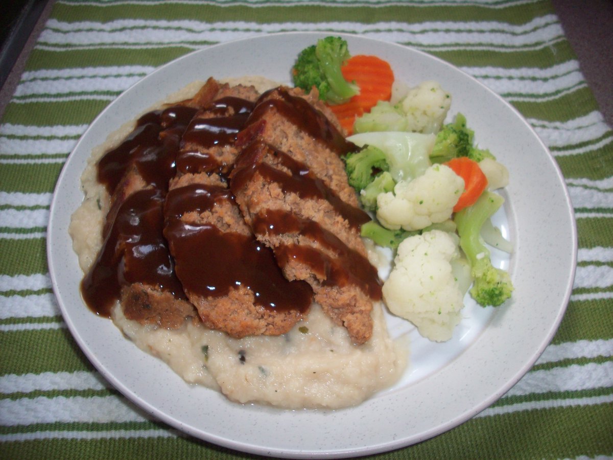 OverByTheRiver's tweet photo. Beef/Pork Meatloaf on a bed of Mashed Cauliflower with Beef Gravy and Mixed Veggies. Hugs, xo #homemadegood #foodie #lunch #Mmmm! https://t.co/fSeoTZ4pGq