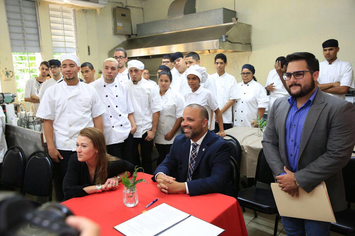 @manuel_aj_laboy y @SecEducacionPR firman acuerdo para que PDJ, brinde servicios en las escuelas y se fomente una visión emprendedora.